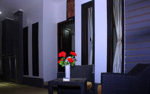 Rumah Putih Abu Abu