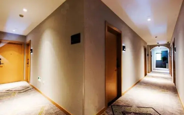 Cloud Smart Hotel (Shanghai Xingzhi Road Subway Station Store)