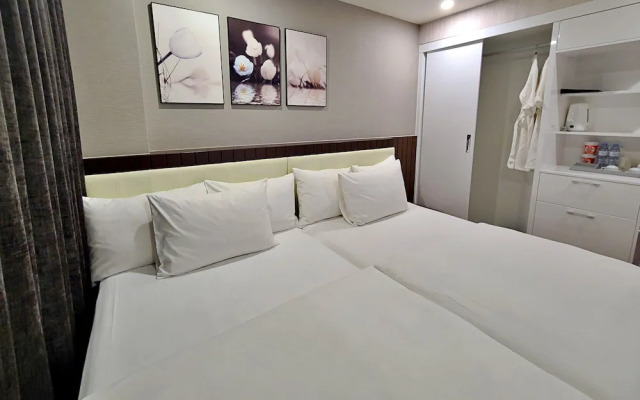 HANZ The Moon Hotel 2