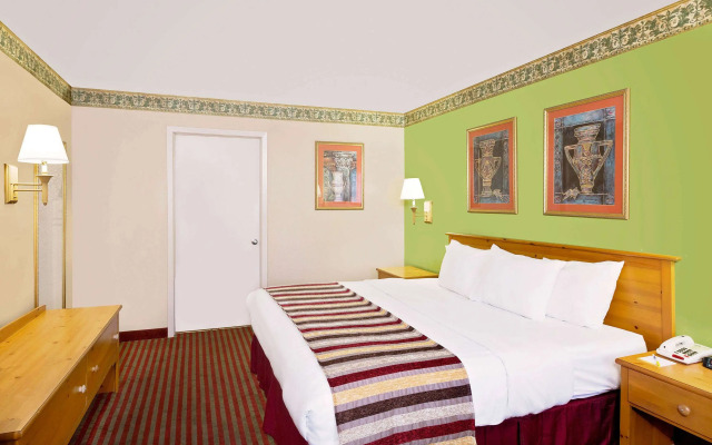 Days Inn & Suites by Wyndham Starkville