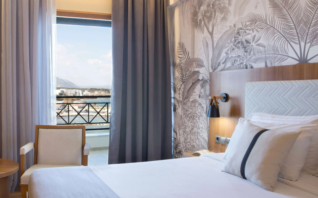 Отель Zeus Essence Ramada by Wyndham Athens
