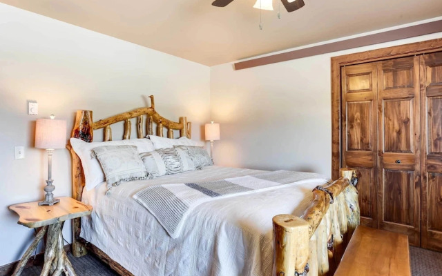 Centrally-located Deadwood Apt w/ Mountain Views!