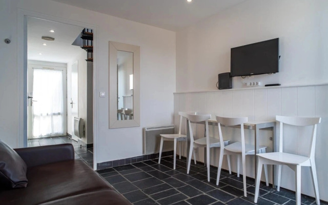 Apartment With Terrace Near Sea