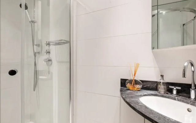 Spacious Designer 2 Bedroom Maisonette With Garden in Chelsea, London