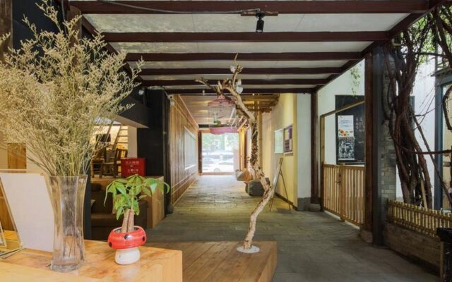 Chengdu Lazy Inn Hostel вид на фасад