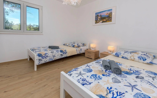 Apartments Lonamare