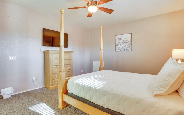 Heated Pool, Pets Welcome: Surprise Snowbird Haven