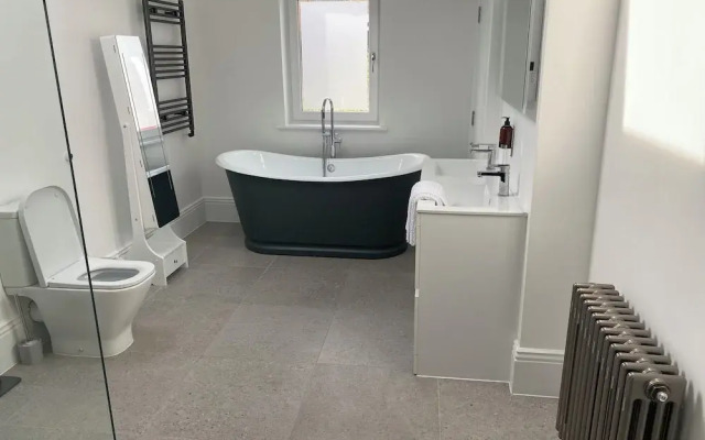 House - Sleeps 14 - Pets Ok - Parking - Garden