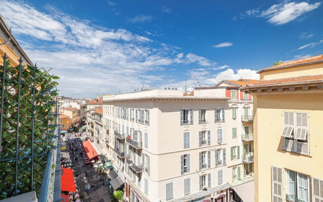 Massena Street - 1 Bdr Duplex with AC & Parking