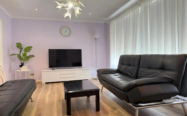 Scullin 3BR House, Free WiFi, Netflix, Parking