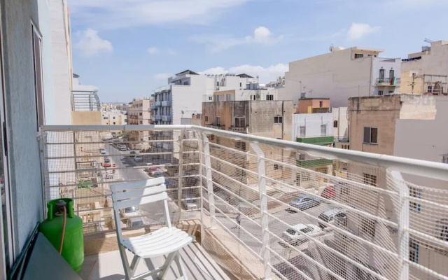Luxury 3BR Apartment by the Sea, Prime Location