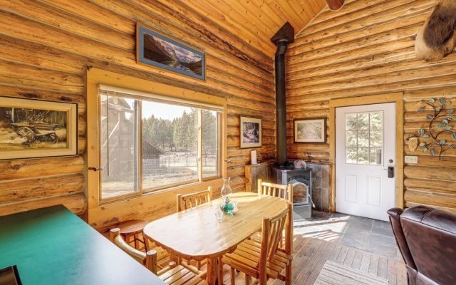 Wild Adventures in Eureka! Amish-crafted Cabin