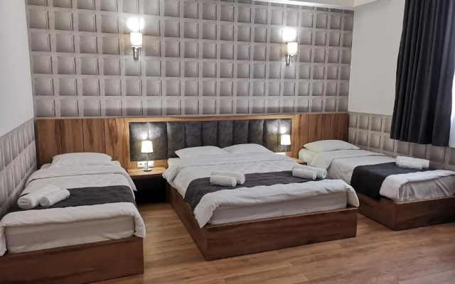 3 Rooms Hotel