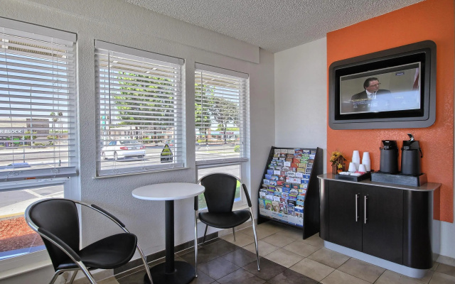 Motel 6 Fresno - Blackstone South