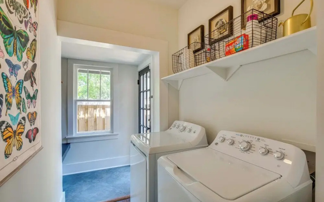 Walk to Bergfeld Park: 1928 Azalea District Home