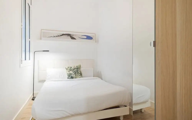 Stunning 2 Bedroom amd Bath Apartment in Eixample