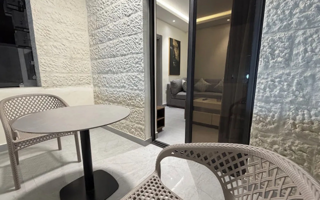 005 JRE Apartment With Stunning Boulevard Veiw