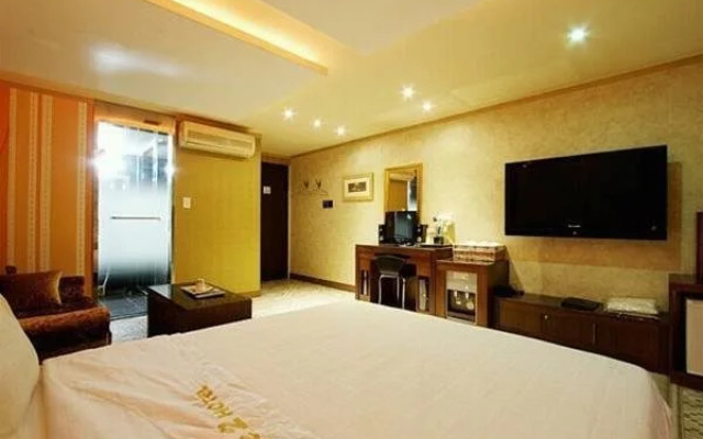 We2 Hotel