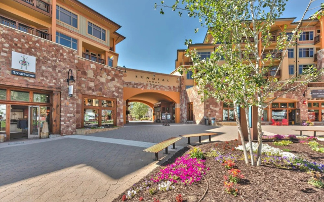 Unequalled Ski in Out Location Next to Gondola, Sundial 3BR, Pool, Hot tubs, C006-005A