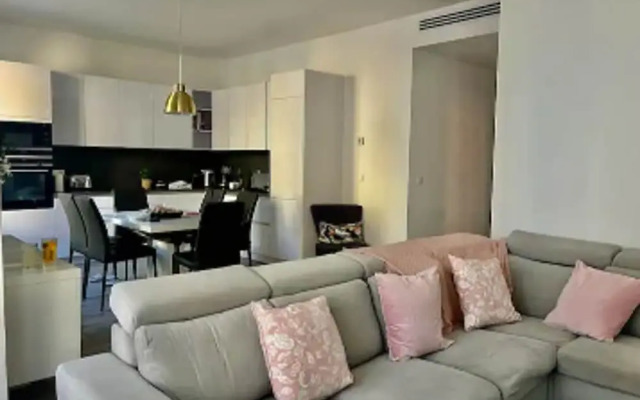 Stylish 3-bedroom Gem Steps From Monaco Spacious