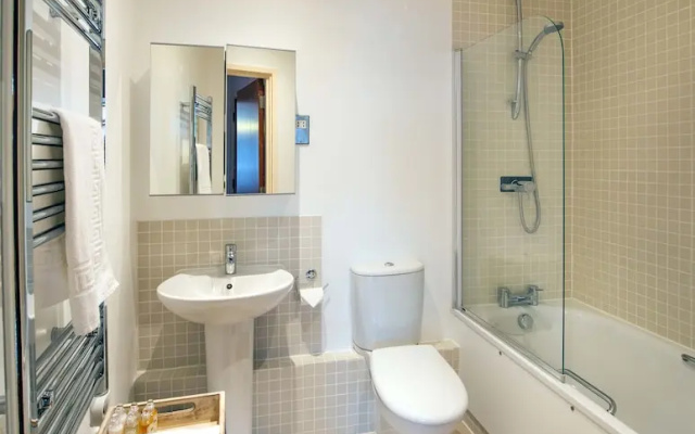 Stylish Central Reading Apartment with Free Parking