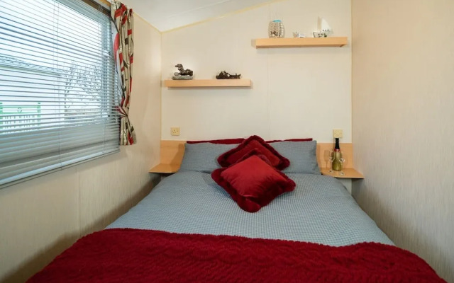 Inviting 3-bed Caravan on Sand Le Mere, Tunstall