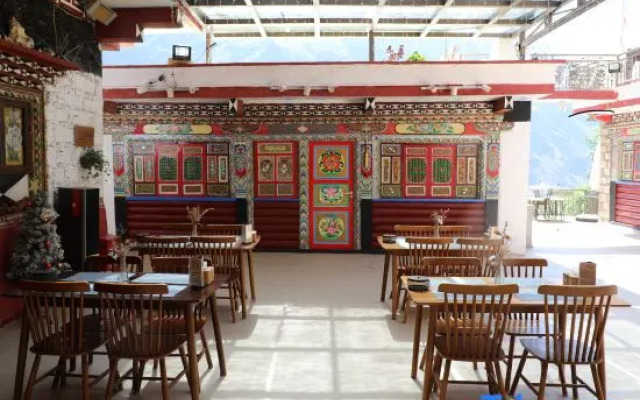 FlowerFields Bar&Cafe&Guesthouse