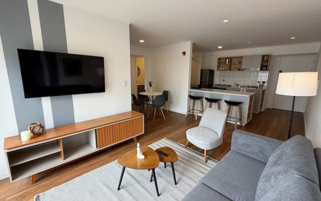 w Chic Inviting 2BR w Balcony in Miraflores