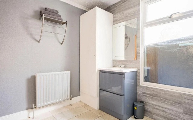 Maidstone - Sleeps 6 - Parking - Garden - 96ws