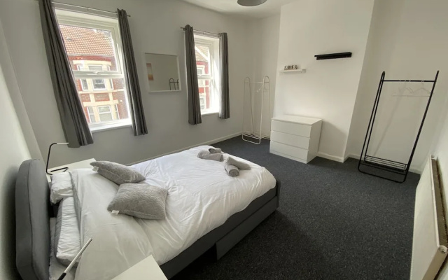 Beautiful Modern 3-bed House in Wallasey Near City