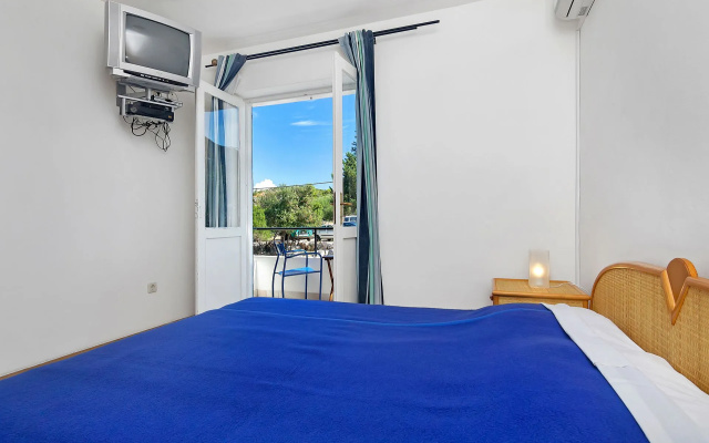 Room Ana - 5 m from beach: R11-24 Cove Pokrivenik, Island Hvar