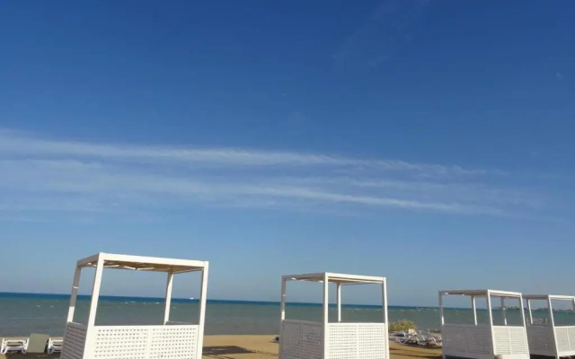 Gouna mangrovy 1 BR shared pool beach back view