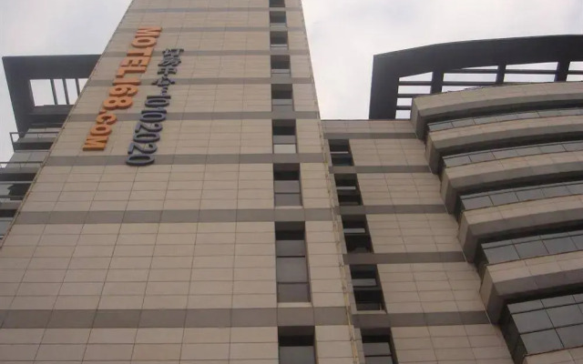 Motel 168 (Shanghai Hongqiao Hub, Qixin Road Metro Station)