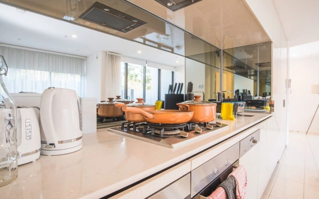 Spacious And Cozy Zetland Apartment