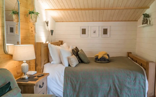 Punch Tree Cabins, Wood Burner & Hot Tub