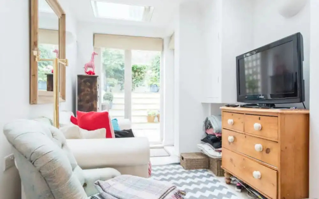 2 Bedroom Apartment With Garden in Ladbroke Grove