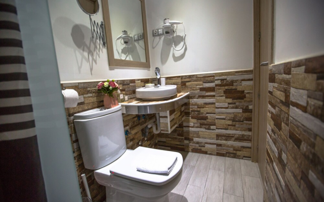 Hostal Adis