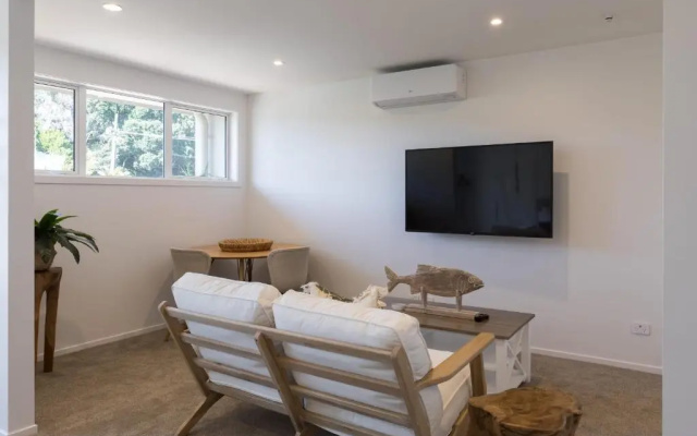 Luxury Apart, Balcony & Seaviews, Full Laundry, Kitchen & Heat Pump