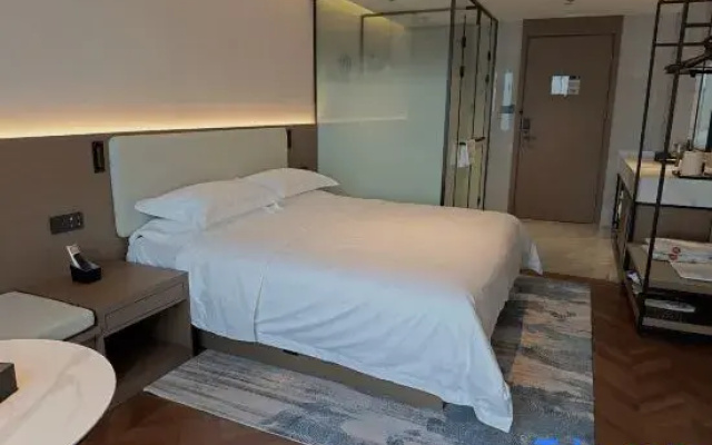 Sakura Light Luxury Hotel (Luohe Xintiandi Pedestrian Street)