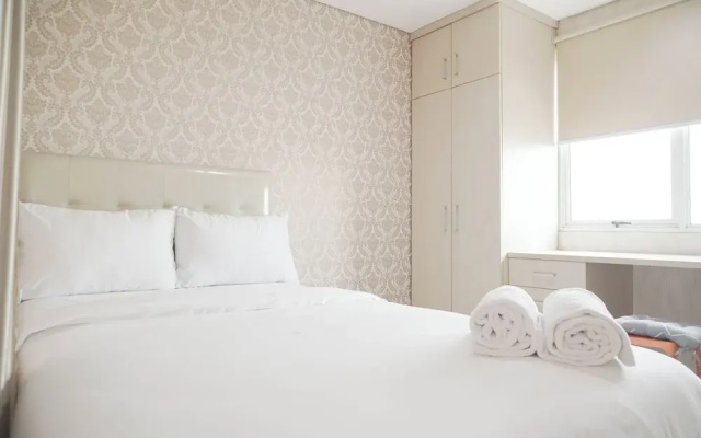 Homey And Modern Studio At Sky Terrace Apartment