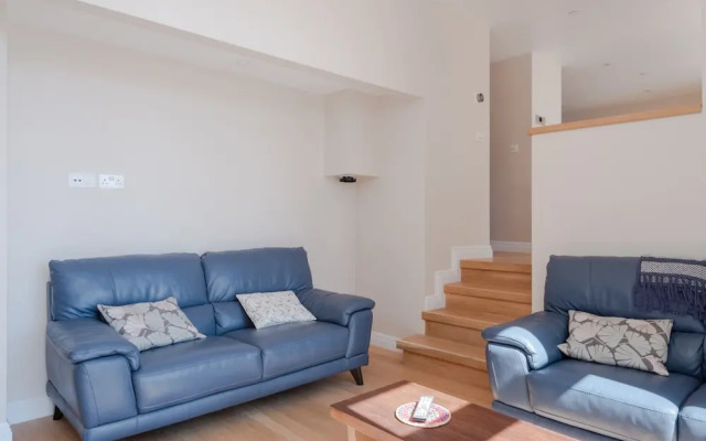 Large riverside 4BR apartment near Canary Wharf