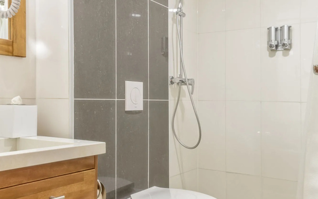 Отель Majestic City Suites & Beach