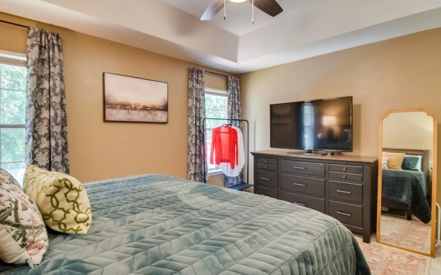Charming Arkansas Retreat w/ Deck, Near Downtown!