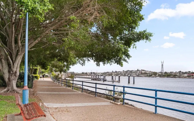 Stylish Riverside 2-bedroom Apartment in Teneriffe