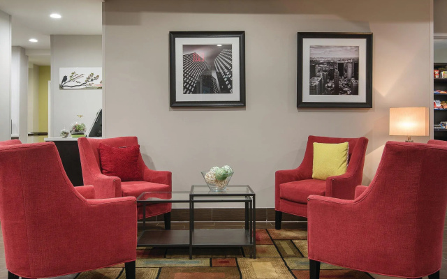 La Quinta Inn & Suites Brooklyn East