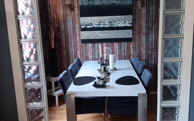 Room-room in Apartment Within Walking di