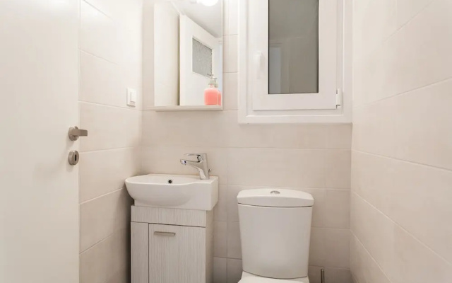 Chill like a local in Condo near historical sites!