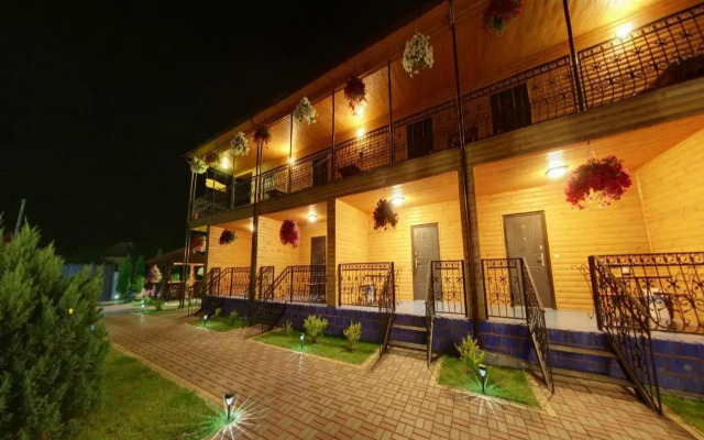 Hotel-complex Mizh Triokh Ozer