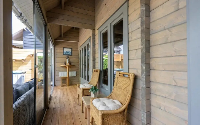 Romantic Chalet Near Wilhelminadorp