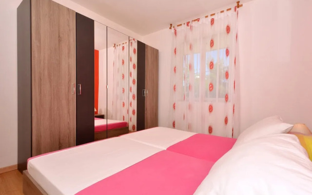 A - Large apt With big Terrace, Next to the Beach